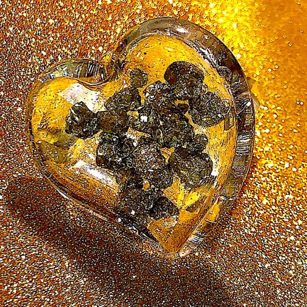 PYRITE NATURAL CHUNKS IN CLEAR RESIN HEART SHAPE NEW HEALING STONE - Picture 4 of 8